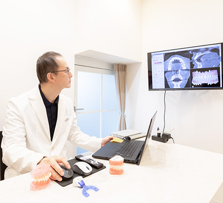 「シェイプメモリーアライナー（SMA）」を導入した理由や治療の特徴を教えてください。